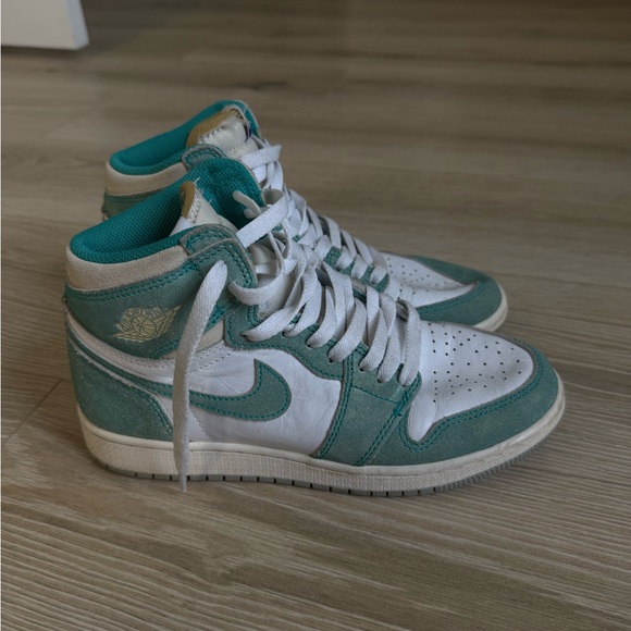 Air Jordan 1 Retro High OG “Turbo Green” Sneaker - Picture 2 of 4